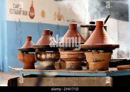 Lebensmittel und Kunsthandwerk werden in den Geschäften der marokkanischen Souks ausgestellt. Marokko, Nordafrika Stockfoto