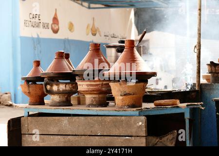 Lebensmittel und Kunsthandwerk werden in den Geschäften der marokkanischen Souks ausgestellt. Marokko, Nordafrika Stockfoto