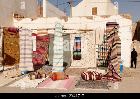 Lebensmittel und Kunsthandwerk werden in den Geschäften der marokkanischen Souks ausgestellt. Marokko, Nordafrika Stockfoto