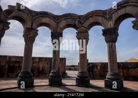 Ruinen der Kathedrale von Zvartnots vor dem Hintergrund des Ararat in Armenien Stockfoto