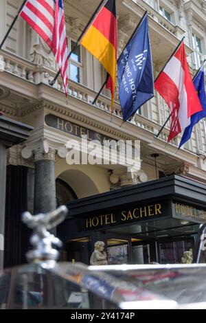 Wien, ein Rolls-Royce vor dem Hotel Sacher // Wien, Ein Rolls-Royce Auto vor dem Hotel Sacher Stockfoto