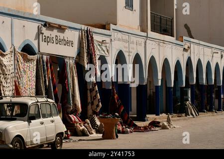 Lebensmittel und Kunsthandwerk werden in den Geschäften der marokkanischen Souks ausgestellt. Marokko, Nordafrika Stockfoto