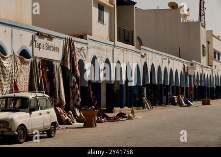 Lebensmittel und Kunsthandwerk werden in den Geschäften der marokkanischen Souks ausgestellt. Marokko, Nordafrika Stockfoto