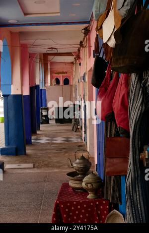 Lebensmittel und Kunsthandwerk werden in den Geschäften der marokkanischen Souks ausgestellt. Marokko, Nordafrika Stockfoto