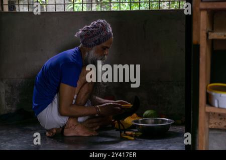 Ein heiliger von Bangladesch. Er kocht mit eigenen Händen und schneidet Currys für Mahlzeiten. Das Foto wurde am 12. November 2023 in Savar, Dhaka, Bangladesch aufgenommen. Stockfoto