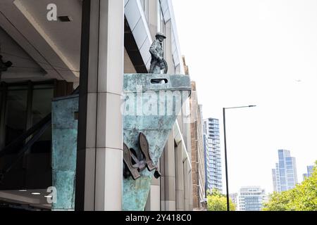 Die Skulptur des Haupteingangs der Internationalen Seeschifffahrtsorganisation (IMO), London, Großbritannien. Stockfoto