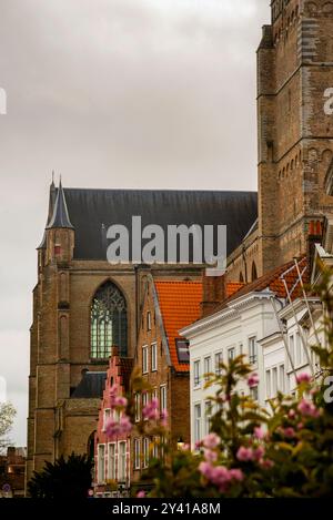 Romanischer Turm am Fuß der St. Salvator-Kathedrale in Brügge, Belgien. Stockfoto