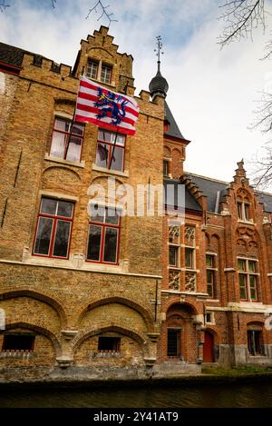 Flämische Architektur im gotischen Neubau in Brügge, Belgien. Stockfoto