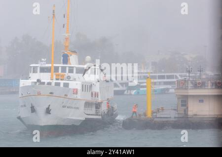 Istanbul, Türkei. 15. September 2024: Istanbul, Turkiye, 15. September 2024: Szenen aus dem starken Regen in Istanbul. Der starke Regen, der in den Morgenstunden in Istanbul begann, wirkte sich negativ auf das Leben auf europäischer und anatolischer Seite aus. (Kreditbild: © Tolga Ildun/ZUMA Press Wire) NUR REDAKTIONELLE VERWENDUNG! Nicht für kommerzielle ZWECKE! Quelle: ZUMA Press, Inc./Alamy Live News Stockfoto