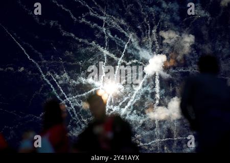 Monza, Italien. September 2024. Monzas Anhänger und das Feuerwerk vor dem Fußballspiel der Serie A zwischen Monza und Inter im U-Power Stadion in Mailand, Norditalien - Sonntag, den 15. September 2024. Sport - Fußball . (Foto: Spada/LaPresse) Credit: LaPresse/Alamy Live News Stockfoto