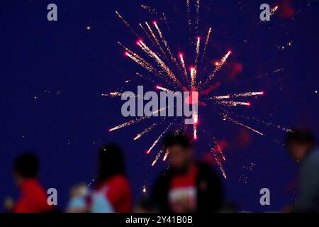 Monza, Italien. September 2024. Monzas Anhänger und das Feuerwerk vor dem Fußballspiel der Serie A zwischen Monza und Inter im U-Power Stadion in Mailand, Norditalien - Sonntag, den 15. September 2024. Sport - Fußball . (Foto: Spada/LaPresse) Credit: LaPresse/Alamy Live News Stockfoto