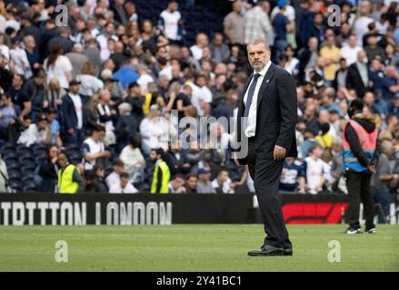 London, Großbritannien. September 2024. Tottenham Hotspur Manager Ange Postecoglou schaut zu. Premier League-Spiel, Tottenham Hotspur gegen Arsenal im Tottenham Hotspur Stadium in London am Sonntag, den 15. September 2024. Dieses Bild darf nur für redaktionelle Zwecke verwendet werden. Foto nur für redaktionelle Verwendung von Sandra Mailer/Andrew Orchard Sportfotografie/Alamy Live News Credit: Andrew Orchard Sportfotografie/Alamy Live News Stockfoto