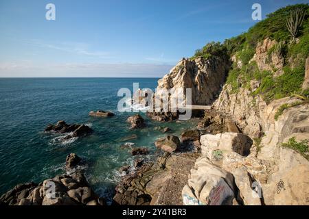 Puerto Escondido Hauptstrand an einem sonnigen Tag in Oaxaca, Mexiko Stockfoto