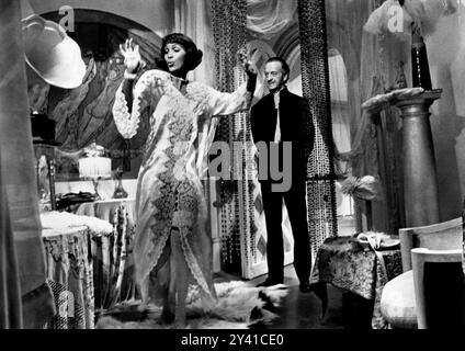 Teresa Graves, David Niven, am Set des britischen Films „Vampira“, USA Titel: „Old Dracula“, Columbia-Warner Distributors, American International Pictures, 1974 Stockfoto