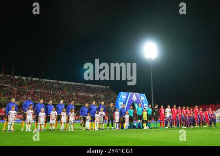 Monza, Italien. September 2024. Am Sonntag, den 15. September 2024, stehen die Teams während des Fußballspiels der Serie A zwischen Monza und Inter im U-Power-Stadion in Mailand, Norditalien, an. Sport - Fußball . (Foto: Spada/LaPresse) Credit: LaPresse/Alamy Live News Stockfoto