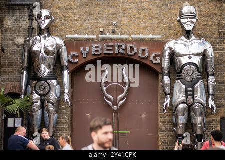 London, Vereinigtes Königreich - 26. August 2024: Cyberdog, Trance-Musik- und Cyber-Bekleidungskette. Hauptsitz ist Camden Market in London Stockfoto