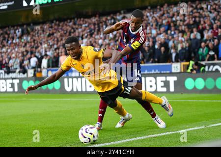 Wolverhampton, Großbritannien. September 2024. Yerson Mosquera of Wolves (L) und Alexander Isak aus Newcastle während des Premier League Spiels zwischen Wolverhampton Wanderers und Newcastle United Credit: MI News & Sport /Alamy Live News Stockfoto