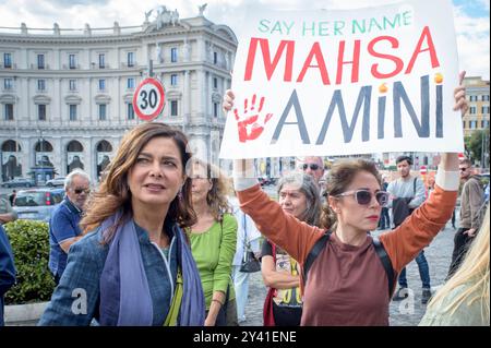 Rom, Italien. September 2024. LAURA BOLDRINI(L) in der Nähe eines Demonstranten, der das Schild mit dem Slogan „Sag ihren Namen Mahsa Amini“ während der Demonstration einiger Mitglieder der iranischen Gemeinschaft gegen die iranische Regierung zum Gedenken an den Tod von Mahsa Amini zur Unterstützung der Frauenlebensfreiheitsbewegung zeigte, die von iranischen Studenten in Rom organisiert wurde. Mahsa Amini wurde am 13. September 2022 in Teheran von der religiösen Polizei wegen Nichteinhaltung des Gesetzes über die Zwangsverschleierung verhaftet. Sie starb unter verdächtigen Umständen nach drei Tagen im Koma am 16. September 2022 im Alter von 22 Jahren. Ihr Geschöpf Stockfoto