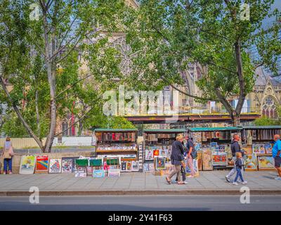 09 15 2024 - Paris, Frankreich. Street Art-Händler am seine-Ufer vor der Kathedrale Notre Dame. Straßenkünstler Stockfoto