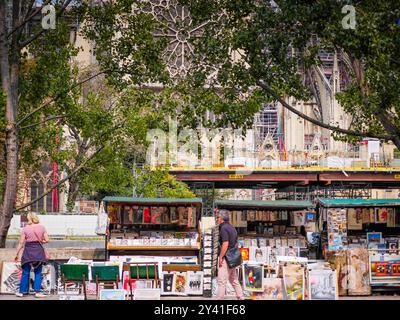 09 15 2024 - Paris, Frankreich. Street Art-Händler am seine-Ufer vor der Kathedrale Notre Dame. Straßenkünstler Stockfoto