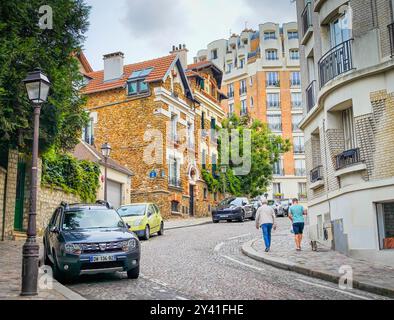 09 15 2024 - Paris, Frankreich. Straßenfotografie in Paris. Gemütliche Straße in Montmartre Paris Stockfoto