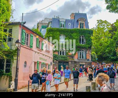 09 15 2024 - Paris, Frankreich. Straßenfotografie in Paris. Gemütliche Straße in Montmartre Paris Stockfoto