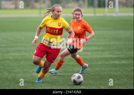 LUBIN, POLEN - 11. SEPTEMBER 2024: Fußballspiele der Frauen in der Polnischen Central Youth League CLJ U-16 Zaglebie Lubin FemGol gegen Sleza Wroclaw. Stockfoto