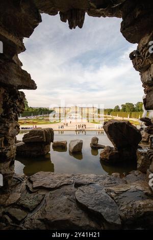 Schloss Schönbrunn vom Neptunbrunnen in Wien, Österreich Stockfoto