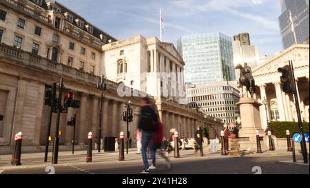 Schnelle Verkehrsmittel und Fußgänger vor der Bank of england und der Royal Exchange Stockfoto