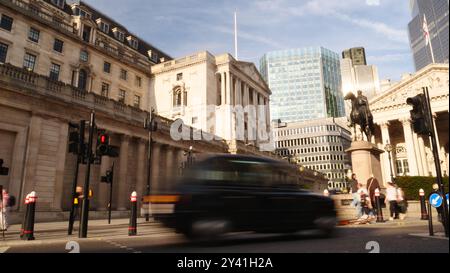 Schnelle Verkehrsmittel und Fußgänger vor der Bank of england und der Royal Exchange Stockfoto