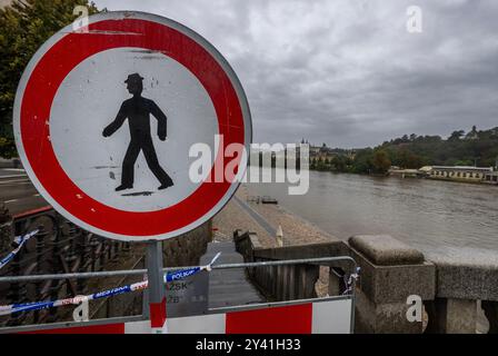 Prag, Tschechische Republik. September 2024. Überflutete die Moldau am 15. September 2024 bei starken Regenfällen in Prag. Quelle: Michaela Rihova/CTK Photo/Alamy Live News Stockfoto