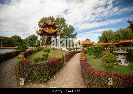 Chinesischer Kiosk in einem Garten an einem sonnigen Tag in Wien, Österreich Stockfoto