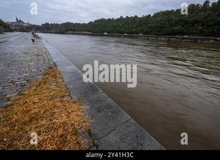 Prag, Tschechische Republik. September 2024. Überflutete die Moldau am 15. September 2024 bei starken Regenfällen in Prag. Quelle: Michaela Rihova/CTK Photo/Alamy Live News Stockfoto