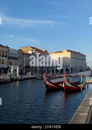 Aveiro, Portugal - 28. Mai 2024: Blick auf die traditionellen Moliceiro-Boote in einem Kanal in Aveiro, Portugal. Stockfoto