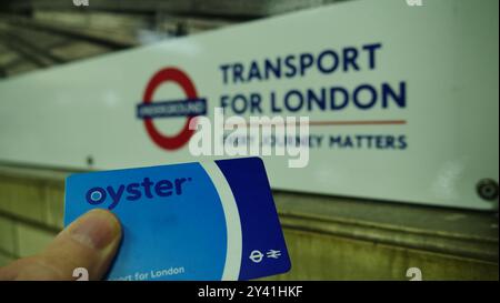 Ein Transport für London Oystercard vor dem Hintergrund der Londoner U-Bahn Stockfoto