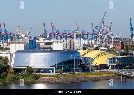 HAMBURG, DEUTSCHLAND - 12. AUGUST 2024: Hamburger Hafentheater und Elbtheater Stockfoto