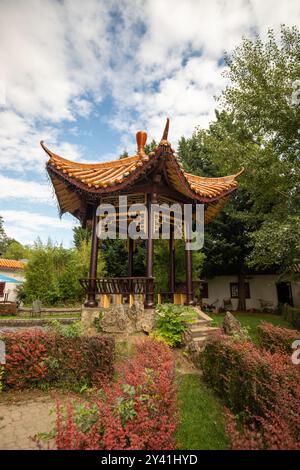 Chinesischer Kiosk in einem Garten an einem sonnigen Tag in Wien, Österreich Stockfoto