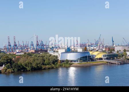 HAMBURG, DEUTSCHLAND - 12. AUGUST 2024: Hamburger Hafentheater und Elbtheater Stockfoto