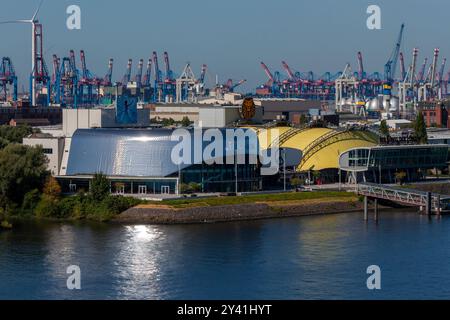 HAMBURG, DEUTSCHLAND - 12. AUGUST 2024: Hamburger Hafentheater und Elbtheater Stockfoto