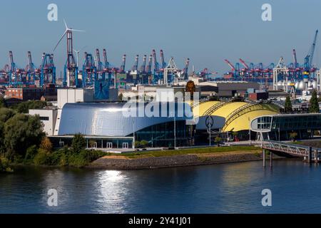 HAMBURG, DEUTSCHLAND - 12. AUGUST 2024: Hamburger Hafentheater und Elbtheater Stockfoto