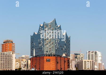 HAMBURG – 12. AUGUST 2024: Elbphilharmonie, entworfen von Herzog und de Meuron Stockfoto