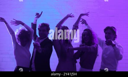 Junge Männer Und Frauen Tanzen Im Nachtclub Indoors, Panorama Stockfoto