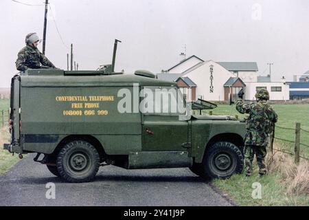 Britische Soldaten nutzen einen gepanzerten Land Rover, um vor dem 20. Jahrestag des blutigen Sonntagsmassakers am 24. Januar 1992 in Londonderry, Nordirland, Fahrzeuge zu sichern, die in die Stadt fahren. Sicherheitskräfte haben die Patrouillen und Durchsuchungen in der Gegend verstärkt, um Gewalt vor dem Gedenken zu verhindern. Stockfoto