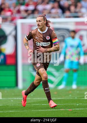 Augsburg, Deutschland. September 2024. Jackson Irvine, Pauli 7 im Spiel FC AUGSBURG - FC ST. PAULI 3-1 am 15. September 2024 in Augsburg. Saison 2024/2025, 1.Bundesliga, FCA, Spieltag 3, 3.Spieltag Fotograf: ddp Images/STAR-Images - DFL-VORSCHRIFTEN VERBIETEN JEDE VERWENDUNG VON FOTOS als BILDSEQUENZEN und/oder QUASI-VIDEO - Credit: ddp Media GmbH/Alamy Live News Stockfoto
