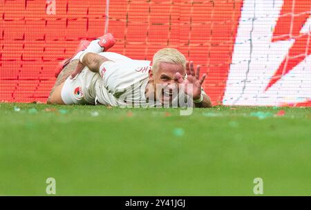 Augsburg, Deutschland. September 2024. Phillip Tietz, FCA 21 im Spiel FC AUGSBURG - FC ST. PAULI 3-1 am 15. September 2024 in Augsburg. Saison 2024/2025, 1.Bundesliga, FCA, Spieltag 3, 3.Spieltag Fotograf: ddp Images/STAR-Images - DFL-VORSCHRIFTEN VERBIETEN JEDE VERWENDUNG VON FOTOS als BILDSEQUENZEN und/oder QUASI-VIDEO - Credit: ddp Media GmbH/Alamy Live News Stockfoto