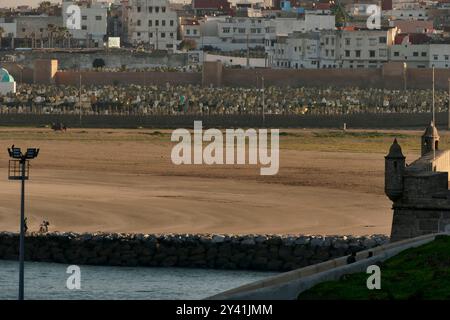 Das Panorama von der Kasbah der Oudaias überblickt den Fluss Bou Regreg auf der einen Seite und das Meer auf der anderen Seite. Rabat, Marokko, Nordafrika Stockfoto