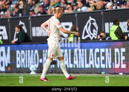 Augsburg, Deutschland. September 2024. Marius Wolf, FCA 11 Verletzung im Spiel FC AUGSBURG - FC ST. PAULI 3-1 am 15. September 2024 in Augsburg. Saison 2024/2025, 1.Bundesliga, FCA, Spieltag 3, 3.Spieltag Fotograf: ddp Images/STAR-Images - DFL-VORSCHRIFTEN VERBIETEN JEDE VERWENDUNG VON FOTOS als BILDSEQUENZEN und/oder QUASI-VIDEO - Credit: ddp Media GmbH/Alamy Live News Stockfoto