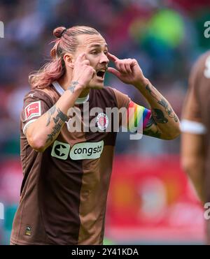 Augsburg, Deutschland. September 2024. Jackson Irvine, Pauli 7 im Spiel FC AUGSBURG - FC ST. PAULI 3-1 am 15. September 2024 in Augsburg. Saison 2024/2025, 1.Bundesliga, FCA, Spieltag 3, 3.Spieltag Fotograf: ddp Images/STAR-Images - DFL-VORSCHRIFTEN VERBIETEN JEDE VERWENDUNG VON FOTOS als BILDSEQUENZEN und/oder QUASI-VIDEO - Credit: ddp Media GmbH/Alamy Live News Stockfoto