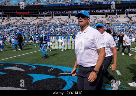 Charlotte, NC, USA. September 2024. Jim Harbaugh, Head Coach der Los Angeles Chargers, geht nach dem Sieg über Carolina Panthers im NFL Matchup in Charlotte, NC. (Scott Kinser/Cal Sport Media). Quelle: csm/Alamy Live News Stockfoto