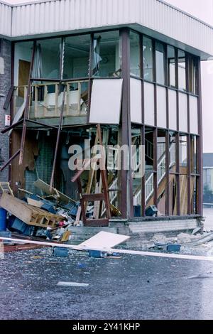 Ein Bürogebäude, das nach einem Bombenanschlag der IRA beschädigt wurde, als die Stadt sich auf den 20. Jahrestag des blutigen Sonntagsmassakers auf dem Derry City Cemetery am 24. Januar 1992 in Londonderry, Nordirland, vorbereitet. Stockfoto